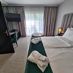 Hotell Eventhotel Pyramide 4*