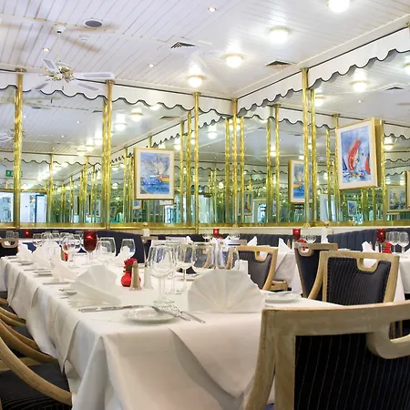 Eventhotel Pyramide 4*